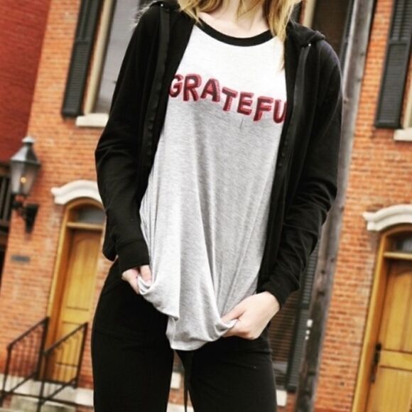 “Grateful” Graphic Print Tee - Picture 2 of 13